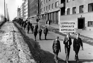 Koko valtakunta oli valjastettu huoltamaan armeijaa. Kuva huhtikuulta 1942. Sotilaspojat kantavat kylttiä "Lumpuista lämmintä armeijalle!" huhtikuun 12. päivänä 1942.