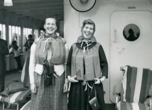 Meri Louhos pelastusliiviharjoituksessa valtamerilaivalla elokuussa 1960.