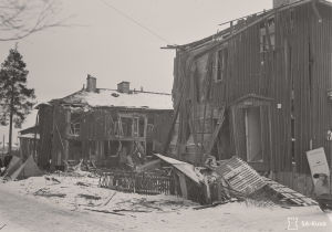 Helmikuun 1944 ilmapommitusten tuhoja Käpylässä Sampsantiellä. Helmikuun 1944 suurpommitusten tuhoja Sampsantiellä Käpylässä.
