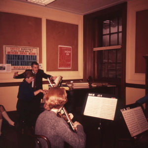 Meri Louhos opiskelee kamarimusiikkia Rochesterissa 1960.