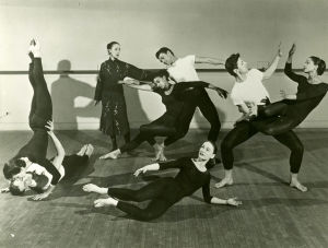 – Menin esityksen jälkeen puhuttelemaan Martha Grahamia. Hän oli oikein viehättävä, ei lainkaan diiva. Martha Graham tanssiryhmän keskellä. Martha Grahamin tanssiryhmä 1960.