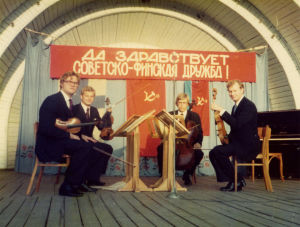 Finlandia -kvartetti ulkoilmakonsertissa Odessassa eli Olavi Pälli (I viulu), Jussi Pesonen (II viulu), Heikki Rautasalo (sello) ja Esa Kamu (altto). Finalndia-kvartetti esiintyy ulkoilmalavalla Odessassa 1974.