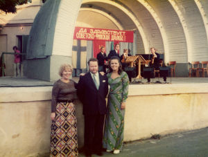 Meri, baritoni Harri Nikkonen, sopraano Pirkkoliisa Tikka ja taustalla Finlandia-kvartetti Odessassa 1974. Meri Louhos, Harri Nikkonen, Pirkkoliisa Tikka ja Finlandia-kvartetti Odessassa 1974.