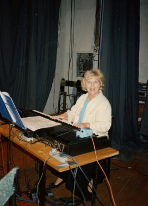 Meri sähköpianon ääressä Bakussa 1988. Meri Louhos soittaa sähköpianoa Neuvostoliitossa.