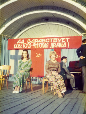 Pahaa aavistamattomat Pirkkoliisa Tikka ja Meri lavalla ennen konsertin koettelemuksia. Meri Louhos ja Pirkkoliisa Tikka Odessassa 1975.