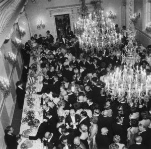 Tasavallan presidentin itsenäisyyspäivän vastaanotto Presidentinlinnassa 1964. Tungos kahvipöydän luona