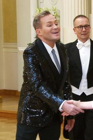 Drag-taiteilija Jarkko Valtee paljettitakissa vuonna 2018 Linnan juhlien pukuäänestyksen kuva: Jarkko Valtee