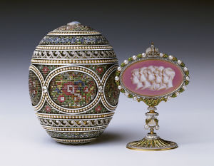 Många experter anser att Alma Pihl formgav de finaste äggen. Mosaikägget har ett innovativt korsstygnsmönster. Ett Fabergéägg. Många experter anser att Alma Pihl formgav de finaste äggen. Mosiakägget har ett innovativt korststygnsmönster är visar upp utomordentligt handarbete.