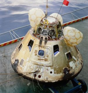 Apollo 8-kapseln på USS Yorktowns däck. Apollo 8-kapseln på hangarfartyget Yorktowns däck.