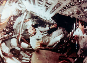 Frank Borman i Apollo 8-kapseln i omloppsbana runt månen. Frank Borman i Apollo 8-kapseln i omloppsbana runt månen.