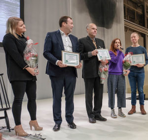 Från vänster: Tina Kaikkonen, hotellchef på Santapark i Rovaniemi, Santaparks VD Ilkka Länkinen, Heikki Lehtosaari som mottog priset för Årets resepersonlighet i Sulo Karjalainens ställe, Hannamari Hoikkala och Nicke Aldén, Egenlands programledare. Rad med personer på scen.
