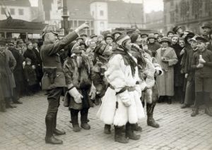 Samer från Kautokeino och Enontekis deltog i två Polarschau-turnéer runtom i Europa år 1925 och 1930. Turnéerna finansierades av en av Hagenbecks största konkurrenter, den tyska djurhandlaren Ludwig Ruhe. Den tyska Lapplandskännaren och konstnären Franz Dubbick agerade värvare. Här ser vi Nikodemus Nutti, Iisko Magga, Aini Magga och Heikki Magga på torget i Halle an der Saale under turnén år 1925. En grupp samer på torget i den tyska staden halle an der Saale år 1925.