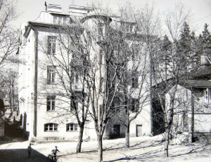 Svartvit bild på jugendhus vid Vårdbergsparken. Jugendhuset revs på 1970-talet.