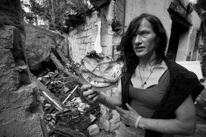 Helena Třeštíkován dokumentin Katka päähenkilö seisoo raunioissa.  