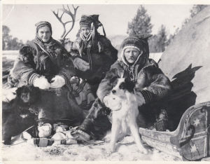 Ella-Stiina, Veikko och Simoni Laakso. Ella-Stiina, Veikko och SImoni Laakso på utställning i Tyskland 1930.