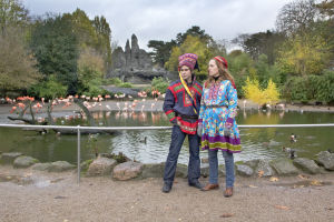 Markku och Annika i Hagenbecks djurpark Markku Laakso och Annika Dahlsten i samedräkter i flamingoparken på Hagenbeck Zoo i Hamburg, Tyskland.