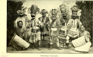 Fotografi på dansare från Ceylon (nuvarande Sri Lanka) i den engelskspråkiga utgåvan av Carl Hagenbecks bok ”Von Tieren und Menschen”. Dansare från Sri Lanka på foto i Carl Hagenbecks bok "Beasts and men" (1912).