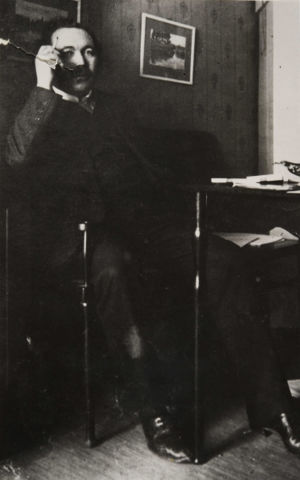 Eino Leino maaliskuussa 1912. Runoilija Eino Leino tupakoi työhuoneessaan maaliskuussa 1912.