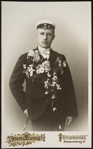 Ylioppilas Leevi Madetoja 1906. Leevi Madetoja ylioppilaana 1906.