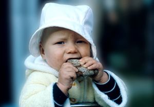 Lapsi syö leipää. Lapsi syö leipää. Vauva. Elintarvikkeet. Ruoka. Leipä, leipäpala, leivänpala.