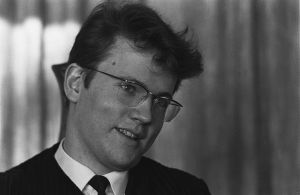 Valokuvaaja Kalle Kultala kuvasi nuoren kapellimestari Leif Segerstamin kotonaan Tapiolassa noin 1965. Kapellimestari Leif Segerstam noin vuonna 1965.