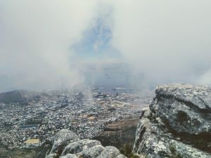 korkealta vuorelta otettu kuva kaupungista