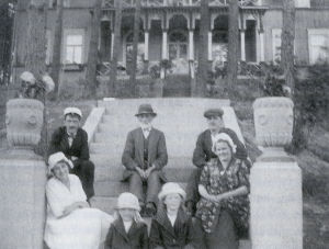 Rokkaset vieraineen Antrean huvilan portailla. Mirjam ja pikkusisko Elbe alareunassa. Oskar Rokkasen perhe Antrean huvilalla noin 1920.