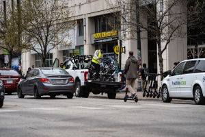 Elektriska sparkcyklar transporteras med pickup i Austin i Texas.