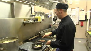 Paavo Kononen använder en hel del fett i det restaurangkök han jobbar i, men fettet återvinns. Man arbetar vid spisen i köket.