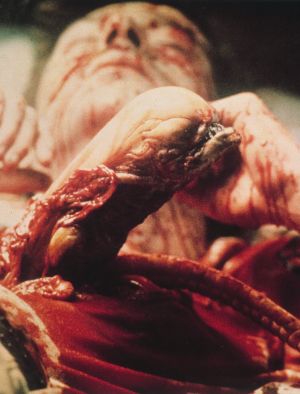 Alienin lavastajat ja efektimestarit ryydittivät mekaanisia luomuksia orgaanisella materiaalilla. Mukana oli meren eläviä sekä lehmän vatsalaukkuja. Vauva-Alien lähikuvassa.
