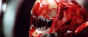 Alienin yksi inspiraatio olivat käsikirjoittajan suolistovaivat. Vauva-Alien lähikuvassa.