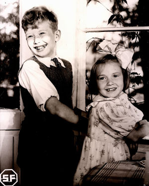 Lasse Pöysti och Maire Suvanto i filmen om familjen Suominen från år 1941. Lasse Pöysti och Maire Suvanto i filmen Suomisen perhe från år 1941.