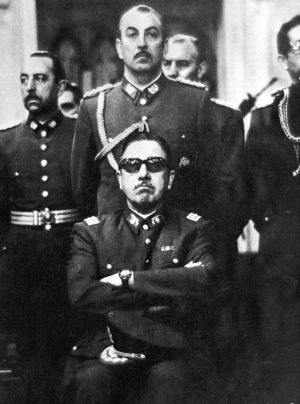 Augusto Pinochet ja muita sotilashallinnon edustajia (1973). Augusto Pinochet omgiven av sina mannar, 1973