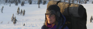 Mervi Laaksonen bor i ett vargtätt område i Kuhmo och har fått informationsspridningens statspris för sin bok Susi som handlar om vargarna i Finland. Biolog och vetenskapsförfattare Mervi Laaksosen