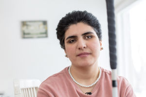 Azra Tayyebi pitää kädessään valkoista keppiä.