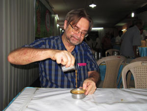 Eero jäähdyttää kahvia Mylapore Fine Arts -klubin puffetissa. Eero Hämeenniemi ravintolassa Tamil Nadun Chennaissa.