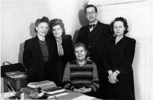 Alma Pihl (sittande) med sina lärarkolleger i Kuusankoskis svenskspråkiga skola år 1948. Hon var lärare mellan åren 1927 och 1951.