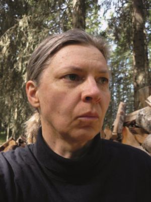 Eva-Stina Byggmästar ger ut två diktsamlingar i år, den första har nyss utkommit med titeln "Fåglarna sover i luften". Författaren Eva-Stina Byggmästar.