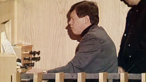 Ilkka Kuusisto valmistui kanttoriurkuriksi vuonna 1954. Hän oli virassa Meilahden seurakunnassa vuosina 1959-72. Kuva on vuodelta 1982 ja ohjelmasta Se mitä olen aina halunnut tietää musiikista mutta en ole uskaltanut kysyä Ilkka Kuusisto soittaa urkuja.