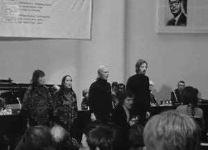 Agit Prop esiintymässä Chilen solidaarisuuskokouksessa Helsingin Finlandia-talolla. Agit Prop -lauluyhtye esiintyy Chilen solidaarisuuskokousessa syyskuussa 1973.