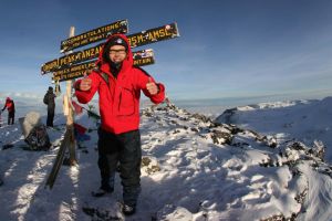 Den enklaste av Seven Summits är bongad, Kilimandjaro alltså, Elbrus och Aconcagua kanske även är inom det möjligas gräns? Kaj ARnö på toppen av Uhuru i Tanzania.