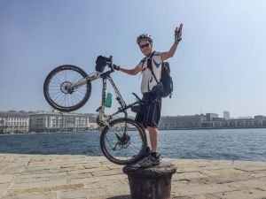 Efter 340 km och 7 500 Hm genom Slovenien nås den gamla österrikiska staden Triest. Kaj Arnö cyklar.