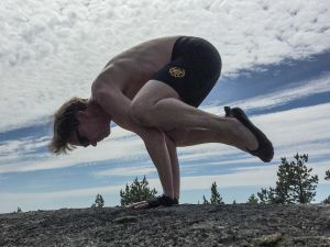 Att i tio eller ens fem sekunder klara kråkan Bakasana känns som en bedrift. Kaj Arnö jogar.