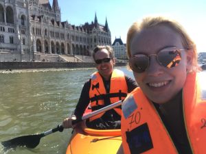 Far och dotter paddlar i Budapest, motströms uppför Donau måste man vispa på ordentligt. Kaj Arnö paddlar.