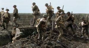 Valokuva ensimmäisen maailmansodan ajalta, jossa miehet seisovat juoksuhaudan reunalla. Peter Jacksonin dokumenttielokuvasta They shall not grow old.