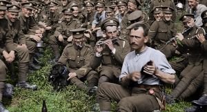 Valokuva ensimmäisen maailmansodan ajalta, jossa miesjoukko ja etualalla soittajia. Peter Jacksonin dokumenttielokuvasta They shall not grow old.