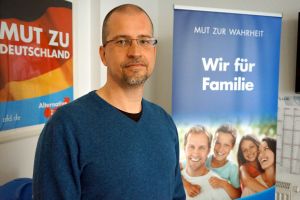 Chemnitzin AfD:n tiedottaja Tino Schneegass väittää maahanmuuton lisänneen rikollisuutta. Chemnitzin AfD:n tiedottaja Tino Schneegass