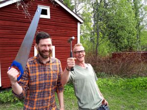 Sundström tillsammans med kollegan Jim Björni. Jim och Jonas poserar med verktyg.