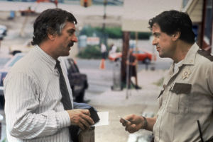 Robert De Niro ja Sylvester Stallone elokuvassa Cop Land. Robert De Niro ja Sylvester Stallone keskustelevat elokuvassa Cop Land.