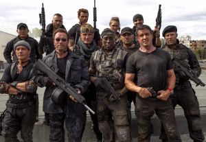 The Expendables 3 -elokuvan näyttelijäkaartia. Alarivi vasemmalta: Antonio Banderas, Arnold Schwarzenegger, Dolph Lundgren, Wesley Snipes, Randy Couture, Sylvester Stallone, Jason Statham. Ylärivi vasemmalta: Jet Li, Kellan Lutz, Liam Hemsworth, Ronda Rousey, Victor Ortiz. Sylvester Stallone Expendables-elokuvan kuvauksissa yhteiskuvassa mm. Arnold Schwazzernegger, Dolph Lundgren, Wesley Snipes ja Antonio Banderas.